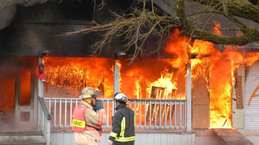 Debo contratar a un ajustador público para daños por incendio en Florida